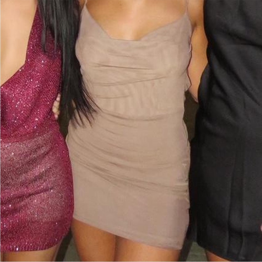 Elegant Brown Sleeveless Dress - Picture 3 of 4